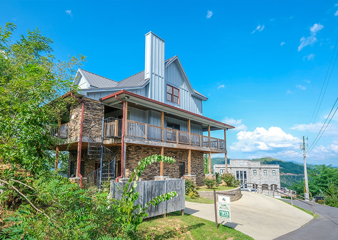 Gatlinbrug - A Bear View - Patio Featured