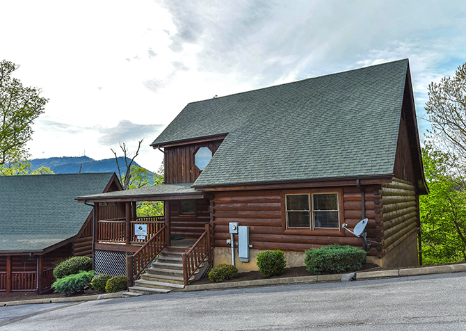 Pigeon Forge cabin - A Wolf's Den - Featured