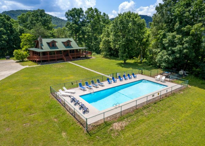 Pigeon Forge - Bear Mountain Splash - Featured