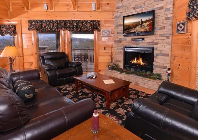 Pigeon Forge cabin rental Cuddle Inn living area