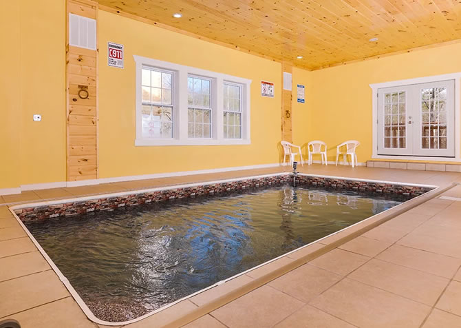 Pigeon Forge cabin rental Jump'n Inn pool and dining area