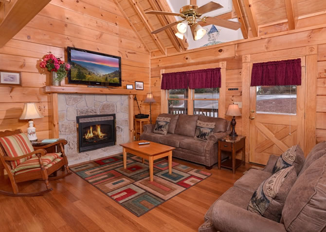 Pigeon Forge cabin rental Mockingbird Hill living area