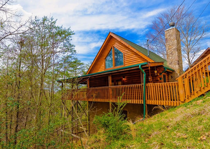 Pigeon Forge cabin rental The Dreamer's Nest exterior view