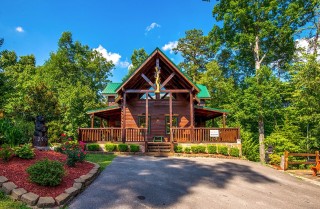 Pigeon Forge Cabin -Awesome Getaway and a Theater – Exterior