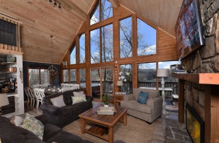 Gatlinburg - Aaron's Lodge - Living Room