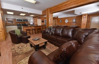 Gatlinburg Cabins - Red Oak Lodge - Living Room