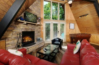 Gatlinburg Cabin - The Raven's Nest - Living Room