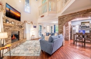 Gatlinburg-A-Beary-Active-Cabin-Living-Room