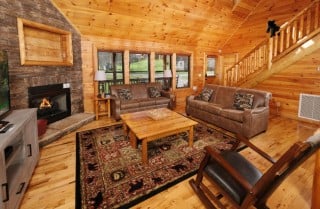 Pigeon Forge - Charlie Brown's Cabin II - Living Room 