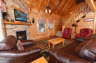 Pigeon Forge - Mountain Time - living room
