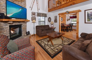 Pigeon Forge Cabin - River Retreat - Living Room