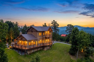 Pigeon Forge Moonlit Lodge Exterior