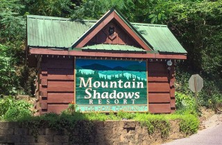 Gatlinburg - Mountain Shadows Resort - Entrance
