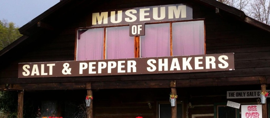 The Salt & Pepper Shaker Museum in Gatlinburg, Tennessee, featuring its rustic wooden exterior and sign showcasing one of the world&rsquo;s largest collections of salt and pepper shakers.